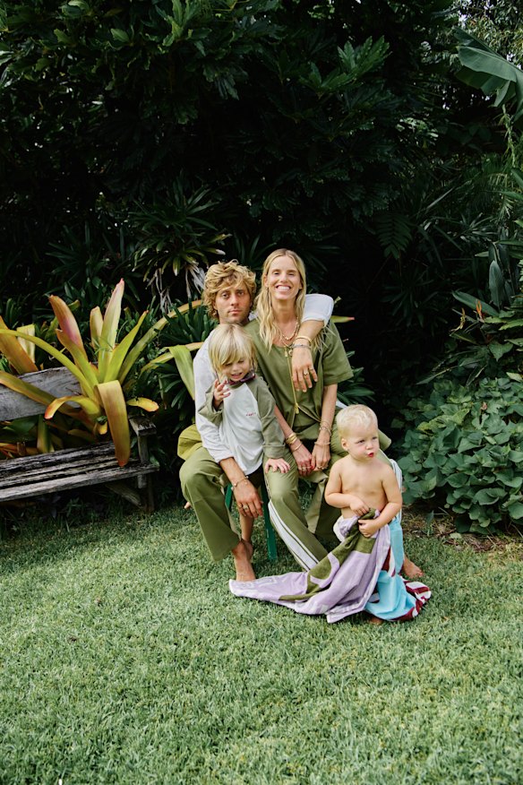 Le folk porte la robe de chemise folklorique Lucy, le pantalon et les bijoux. Cauchi porte son propre top et le pantalon folk de Lucy. Malon porte un t-shirt et un pantalon Ziggy Zaza. Lala porte Lucy Folk Sarong.