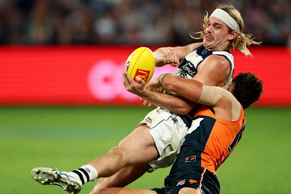 Bailey Smith de Geelong sous la pression de Finn Callaghan de GWS.