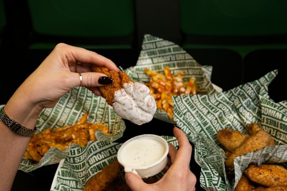 Des offres de miel chaud trempées dans la sauce ranch. 