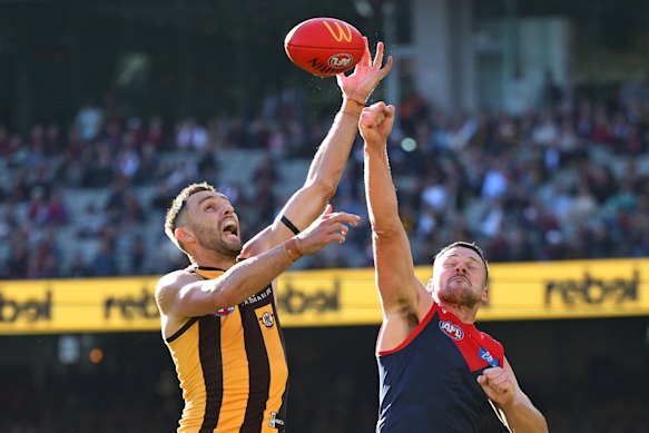 Jack Gunston a marqué trois buts en temps de crise pour aider Hawthorn sur Overlbourne.