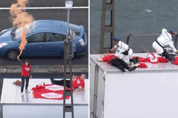 Coco et un autre activiste protestant (à gauche) puis arrêté sur le pont de Sydney Harbour en 2022.