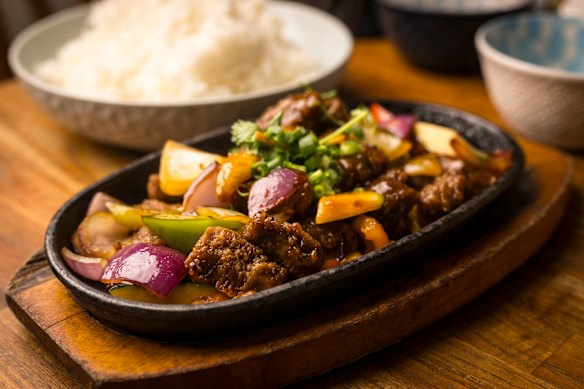 Le «bœuf» grésillant à Huong Viet Vegan à Footscray.