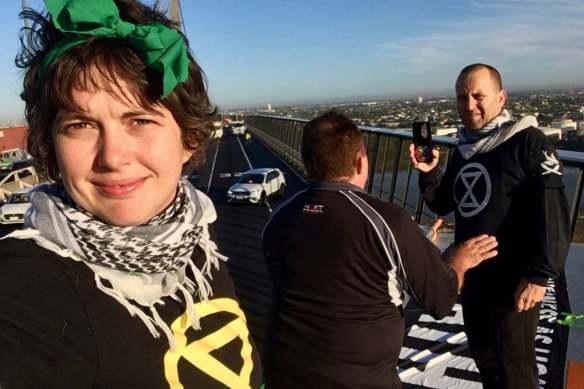 Coco et son partenaire Brad Homewood (à droite) sur le West Gate Bridge en 2024.