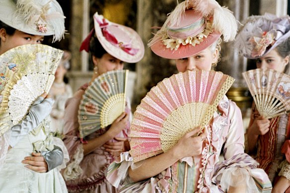 Sofia Coppola établit une comparaison directe entre son protagoniste royal ridiculé en ennui et les cinéphiles adolescents de tous les jours à Marie Antoinette.
