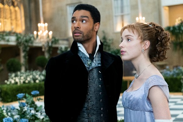 Regé-Jean Page et Phoebe Dynevor à Bridgerton.