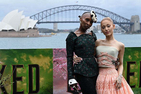 Cynthia Erivo (à gauche) avec Ariana Grande faisant la promotion de Wicked à Sydney l'année dernière. 