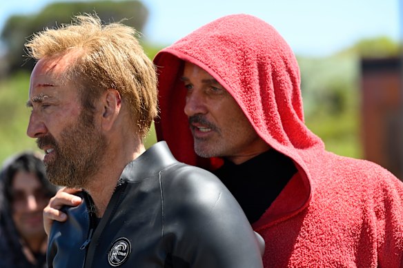 Nicolas Cage et Julian McMahon dans le surfeur.