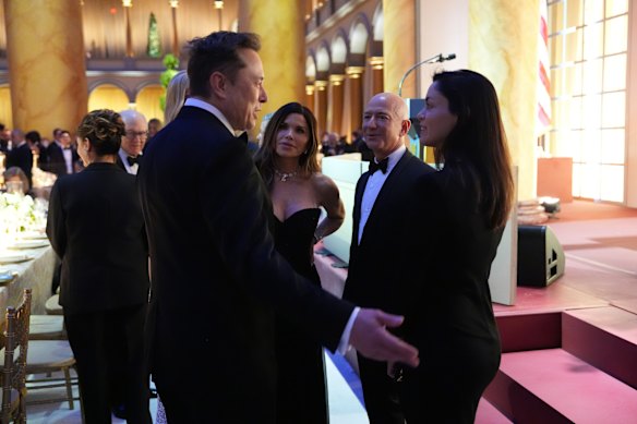 Elon Musk et Shivon Zilis, mère de quatre de ses enfants, discutant avec le fondateur d'Amazon Jeff Bezos et sa fiancée, Lauren Sanchez, lors d'une fête d'inauguration présidentielle en janvier. 