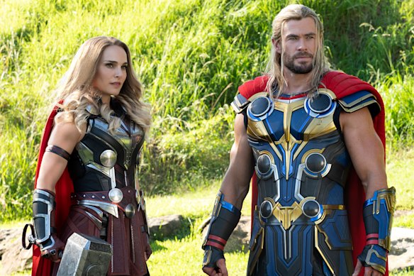 Natalie Portman est une vieille main dans des films d'action, étant apparue dans Star Wars Films, ainsi qu'avec Chris Hemsworth dans Thor: Love and Thunder (photo).