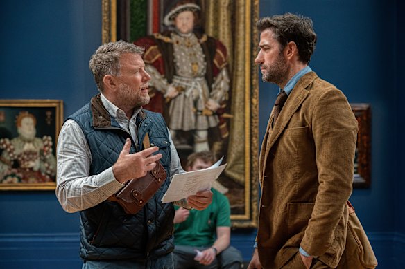 Guy Ritchie (à gauche) et John Krasinski dans les coulisses de Fountain of Youth, qui a été filmé dans des endroits tels que l'Angleterre, l'Égypte et l'Autriche.