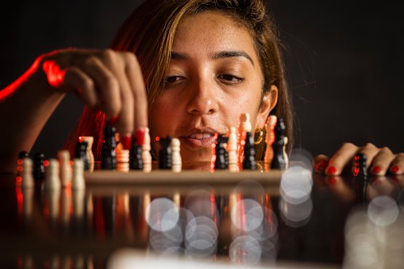 Honsa Eqbal, fondatrice de Melbourne's Mschess Club, un club d'échecs mensuel exclusivement pour les femmes, les LGBTQIA + et les gens non binaires.