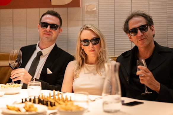 Phoebe Joel, fondatrice du Bad Bishop Chess Club, avec Nick Novi (à gauche) et Steve Toltz.