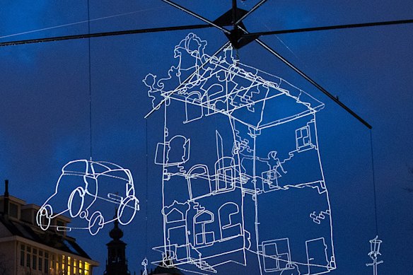Inspiré par le mobile musical d'un enfant, dessiné dans la lumière est installé à Darling Harbor à partir de samedi.