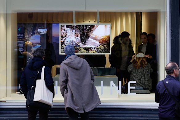 Les visiteurs examinent les informations faisant la promotion de Neom Megaproject de l'Arabie saoudite. 