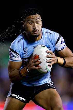 Ronaldo Mulitalo tirait pour les Sharks samedi soir.