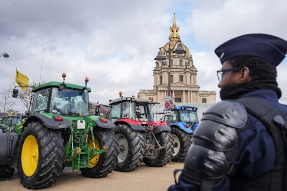 Les agriculteurs français protestent dans le centre de Paris contre la baisse des prix de leurs produits.