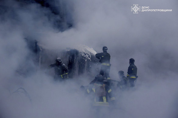 Les pompiers ont éteint l'incendie à la suite d'une attaque de missiles russe contre le système énergétique du pays dans la région de Dnipropetrovsk, en Ukraine, le jour de Noël.