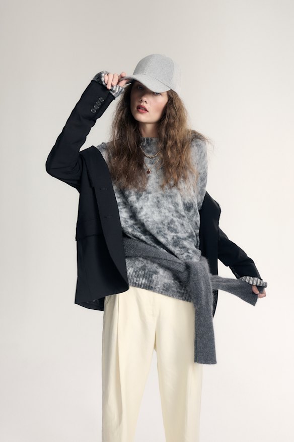 Michael Kors Blazer, 799 $. Jumper des studios d'acné, 510 $. Pantalon d'oroton «plie falle», 429 $. Câble cachemire (autour de la taille), 449 $ et plafond, 89 $. Collier pendentif «Pompéi» du Temple du soleil, 349 $.