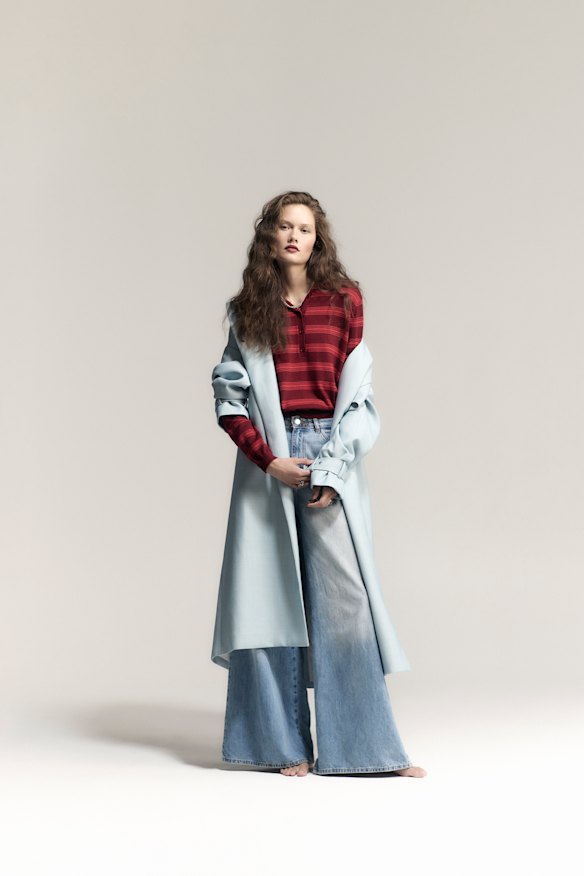 Trench-coat Camilla et Marc «Gehry», 1100 $. Oroton «Flora» en tricot Polo, 179 $. Zara Jeans, 99 $