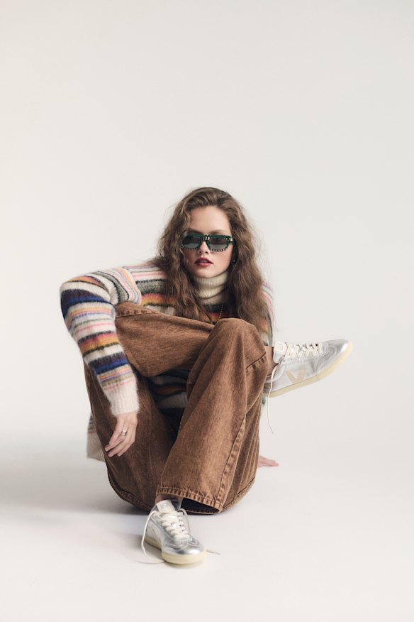 Pull Isabel Marant Etoile «Mobyli», 559 $, de David Jones. Bassike Jeans, 495 $. Lunettes de soleil Bottega Veneta, 815 $. Noah le label «Aura» Ring, 79 $ (usé tout au long). Trainers de Veja «Volley», 220 $ (portés partout).