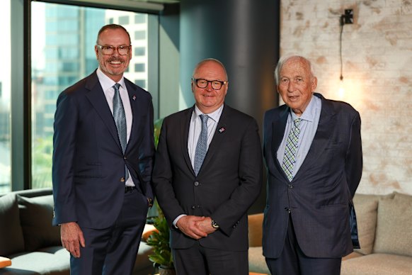Mark Van Dyck (centre) de Domino Pizza, l'ancien PDG Don Meij (à gauche) et le président Jack Cowin (à droite).