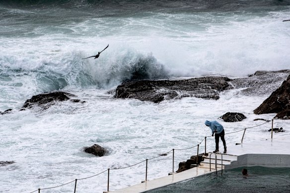 La plage de Bondi de Sydney a été frappée par des vents forts et des conditions de surf en martelant lundi.