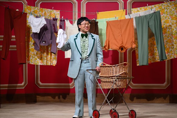 Aaron Chen apparaît dans son costume vert à la menthe de commerce et sa chemise à volants.