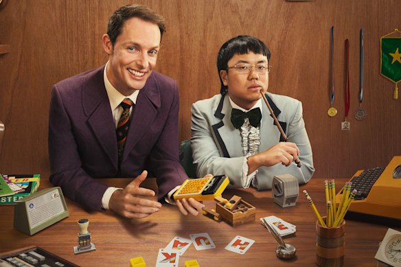 Guy Montgomery et Aaron Chen dans la saison deux de Guy Montgomery Guy Mont Spelling Bee. 
