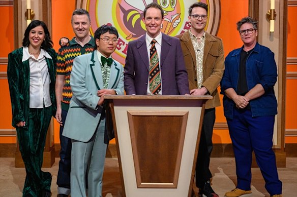 De gauche à droite: Nina Oyama, Lloyd Langford, Aaron Chen, Guy Montgomery, Tom Walker et Hannah Gadsby dans l'épisode de la première saison de la deuxième saison de Guy Mont Mont Spelling de Guy Montgomery. 