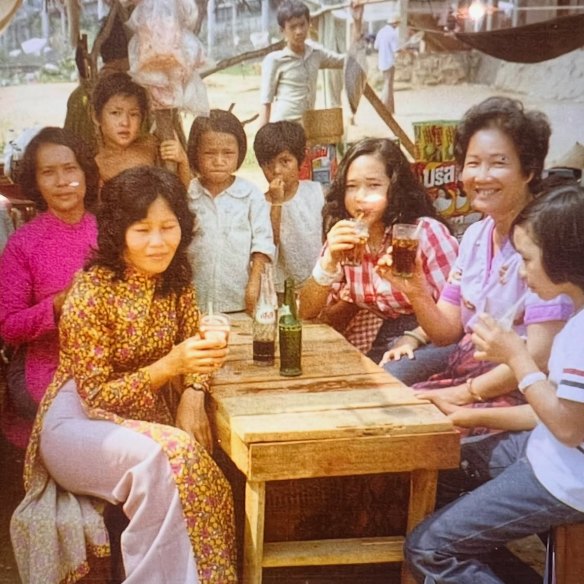Dans le café de fortune de sa tante dans un camp de réfugiés thaïlandais en 1977 (Chu quatrième de gauche, sa tante yen et maman à gauche.)