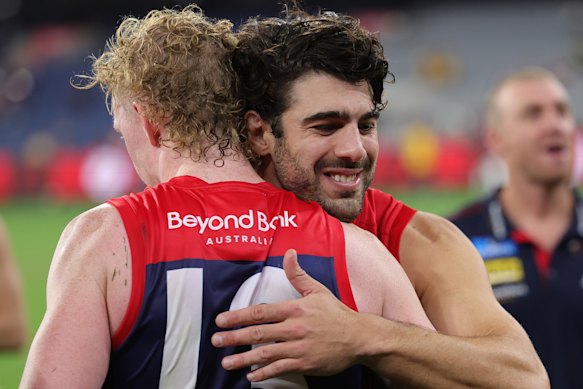 Clayton Oliver et Christian Petracca célèbrent après la victoire contre Richmond en avril.