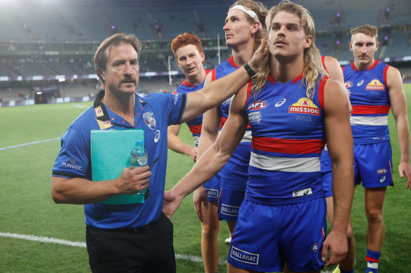 L'entraîneur Luke Beveridge avec le milieu de terrain vedette Bailey Smith en 2022.
