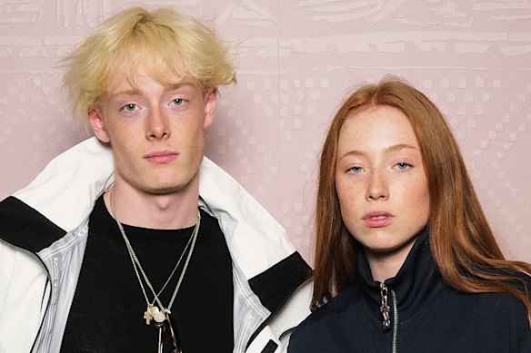 Les frères et sœurs Ned Sims et Stevie Sims font sensation dans le monde de la mode.