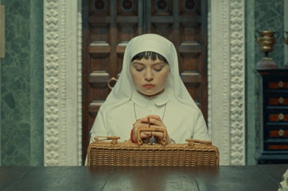 Mia Threrapleton joue une religieuse qui ne veut rien avoir à faire avec les affaires de son père dans le programme phénicien.