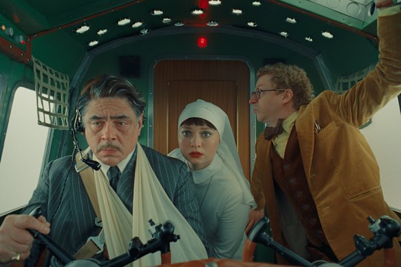 Mia Threrapleton avec Benicio del Toro et Michael Cera dans le régime phénicien de Wes Anderson.
