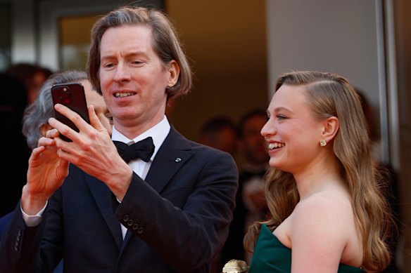 MIA THEPLETON avec le réalisateur Wes Anderson sur le tapis rouge à Cannes.