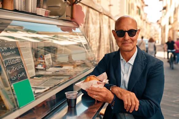 Stanley Tucci essaie Lampredotto, la nourriture de rue florentine fabriquée à partir du quatrième estomac d'une vache et servie dans un pain.
