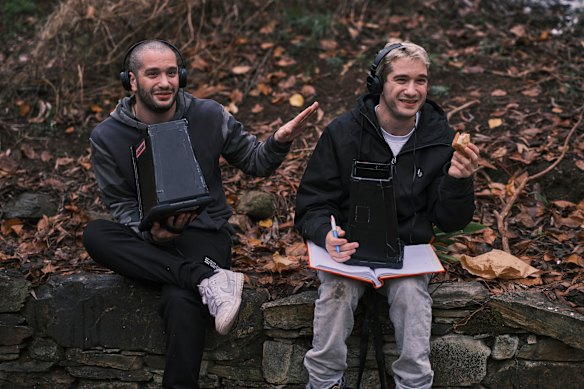 Danny et Michael Philippou sur le tournage de la ramener.