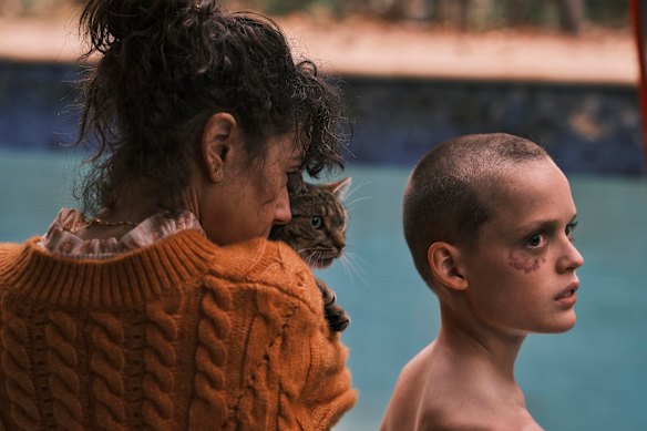 Sally Hawkins et Jonah Wren Phillips en la ramènent.