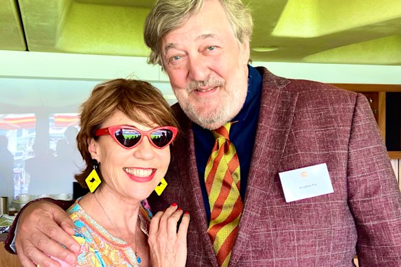 Stephen Fry au cricket avec une amie Kathy Lette.