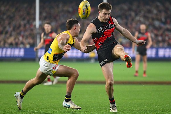 Zach Merrett des bombardiers en action.
