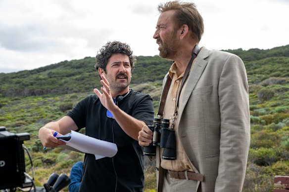 Le réalisateur Lorcan Finnegan avec Nicolas Cage sur le tournage du surfeur à Yallinp.