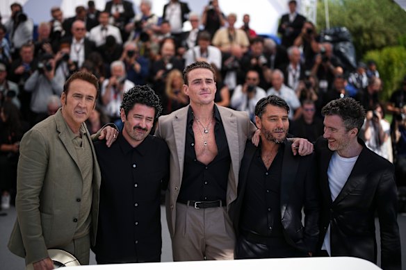 Nicolas Cage, de gauche à droite, le réalisateur Lorcan Finnegan, Alexander Bertrand, Justin Rosniak et l'écrivain Thomas Martin posent pour les photographes au Cannes Photo Call pour le film The Surfer.