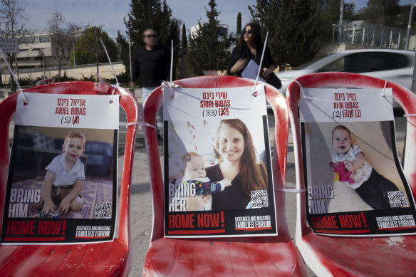 Des affiches de Shiri Bibas et de ses fils Ariel et Kfir, qui ont été prises en otage par le Hamas le 7 octobre 2023 et dont les corps ont été retournés le 20 février.