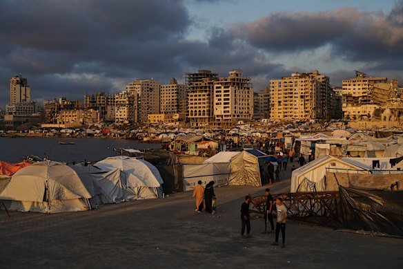 Les Palestiniens voteraient parce qu'ils voulaient un changement de leadership, dit Sinijlawi.