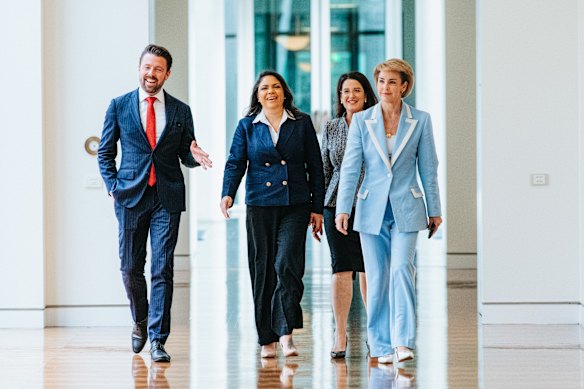 Le sénateur libéral Jacinta Nampijinpa Price (Centre) avant le vote par la direction libérale la semaine dernière, avec la sénatrice Michaelia Cash (à droite).