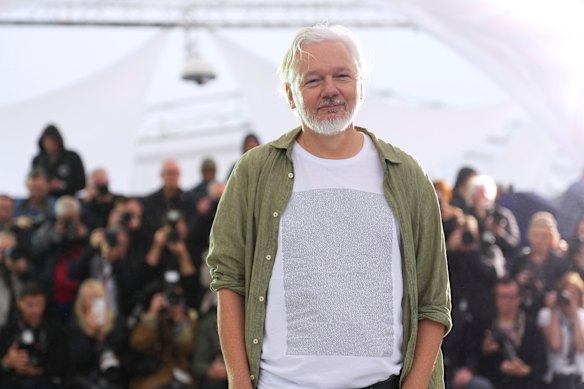Julian Assange portait une chemise portant les noms des enfants palestiniens tués à Gaza au Festival de Cannes cette année.