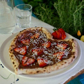 Pizza de dessert au Nutella et aux fraises à Fratelli Pulcinella, Parramatta: La tartinade de noisette au chocolat est un aliment de base dans les garde-manger et les cuisines du monde entier.