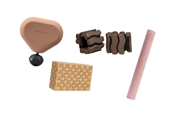 Massageur «Theragun Mini»; Brique de yoga; Poids du poignet et de la cheville; Mat de yoga «The Travel Mat Mat».  