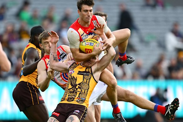Noah a réponse des Lions marque sur Blake Hardwick des Hawks.
